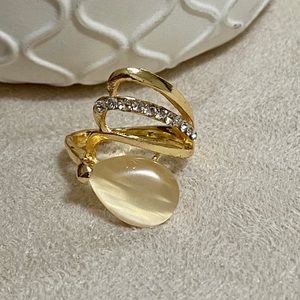 Gold coloured ring with diamond shape crystals